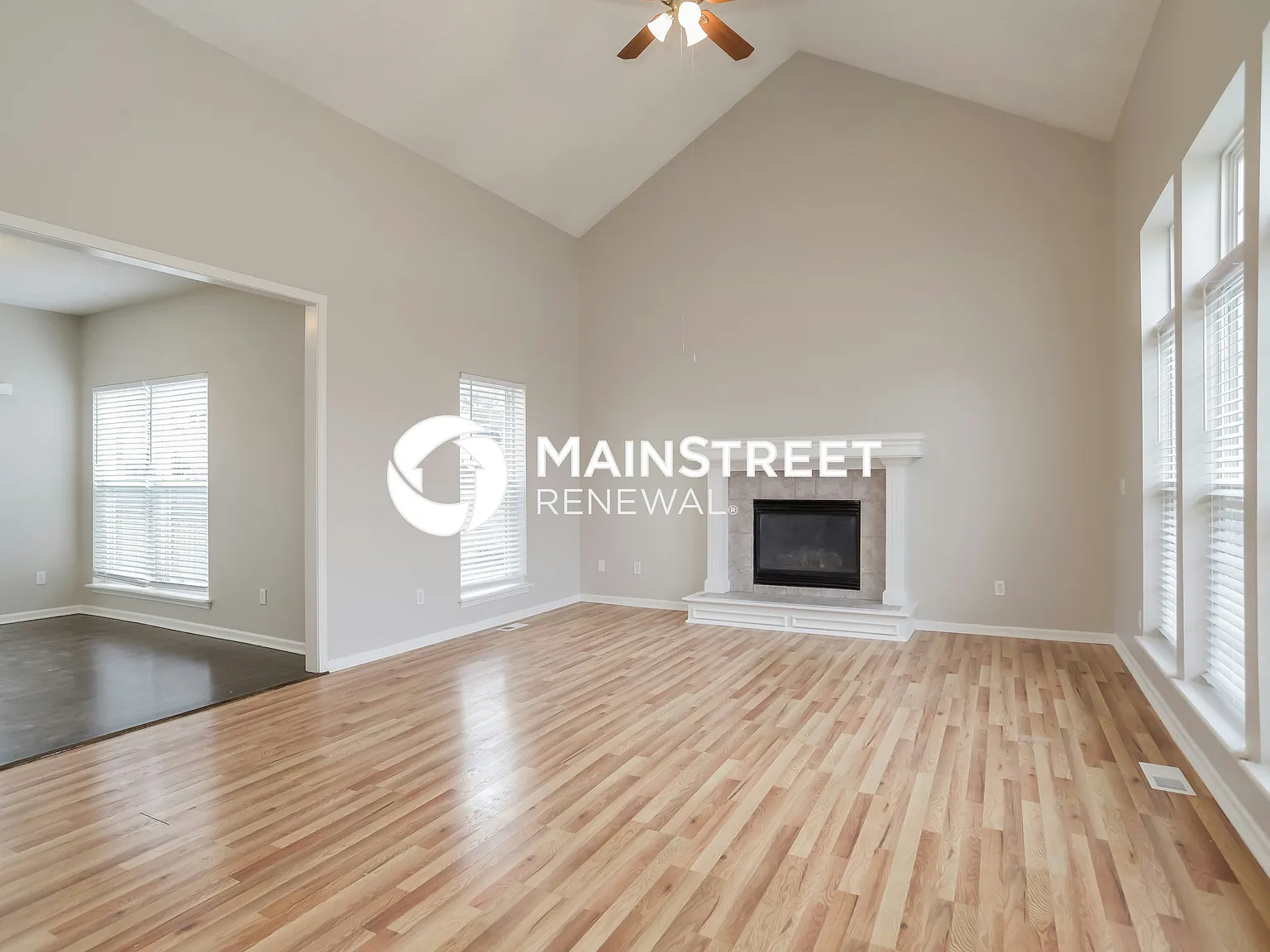633 Se James Ct — Photo 2
