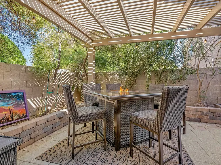 40 W Sarah Ln — Photo 3
