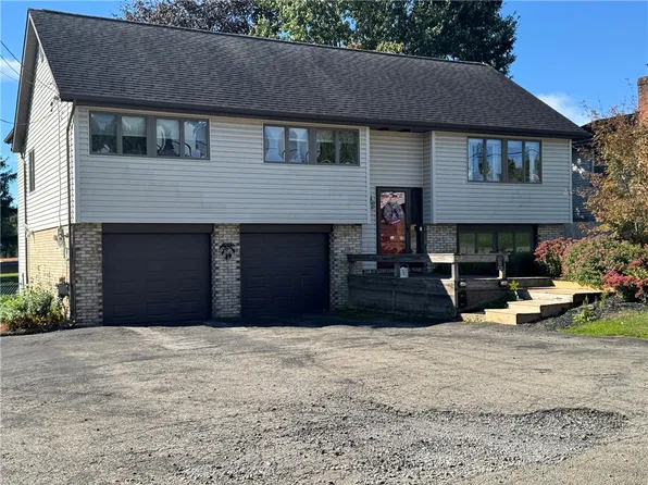 104 Woodbury Dr, Butler, PA 16001