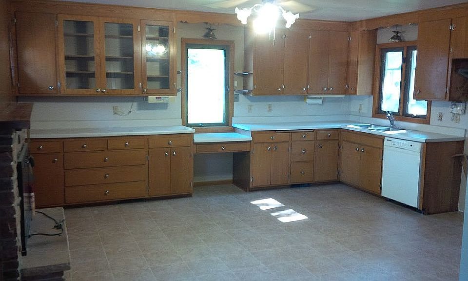 HUGE Eat-in kitchen (16'x20').