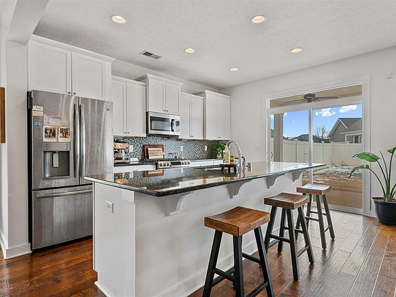 4th image of 460 Azra Ct