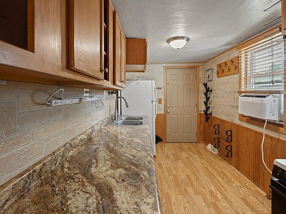 5th image of 220 33rd Ave N