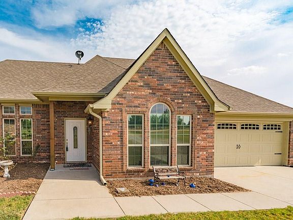 3rd image of 102 Ryan Ln