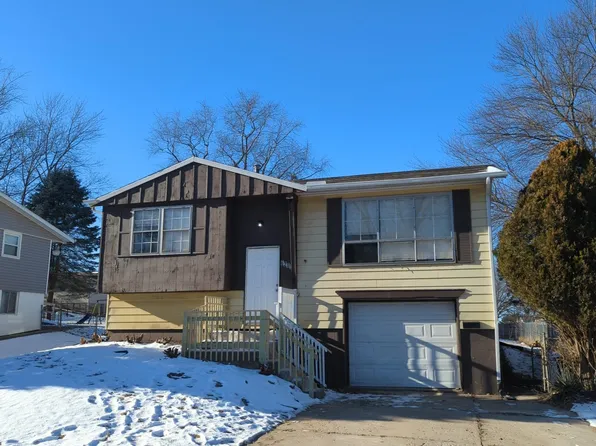 6205 N Devonshire Dr, Peoria, IL 61615