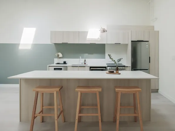 382 Powell St #301, Vancouver, BC V6A 1G4