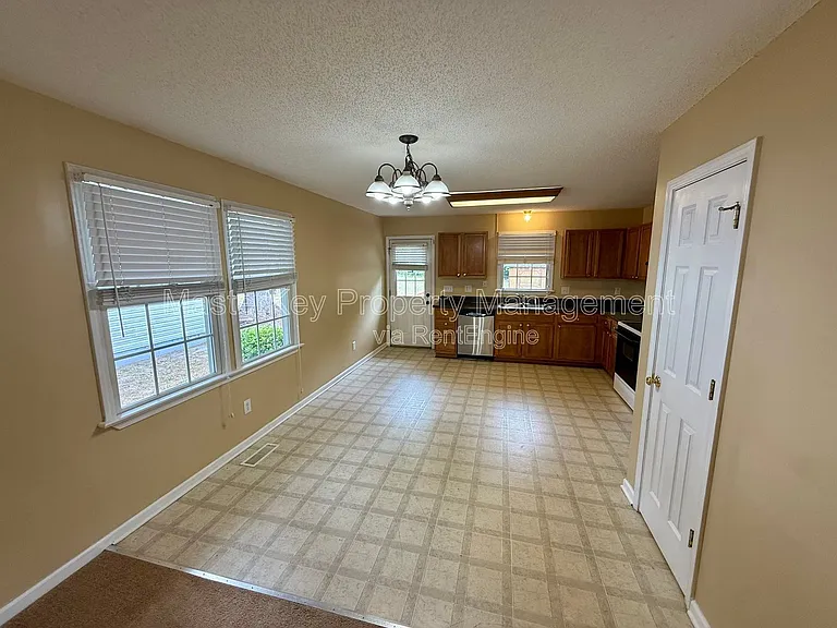 204 W Barbee St — Photo 2
