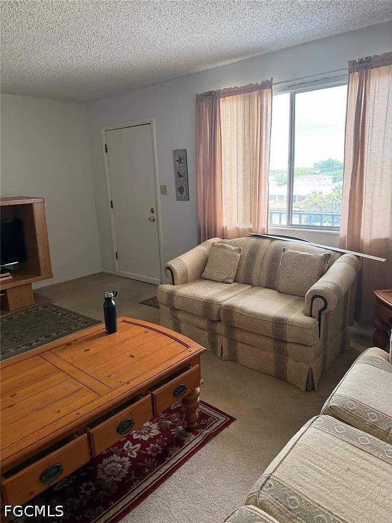 1 bed, 1.0 bath, 743 sqft, $1,000 — Photo 2