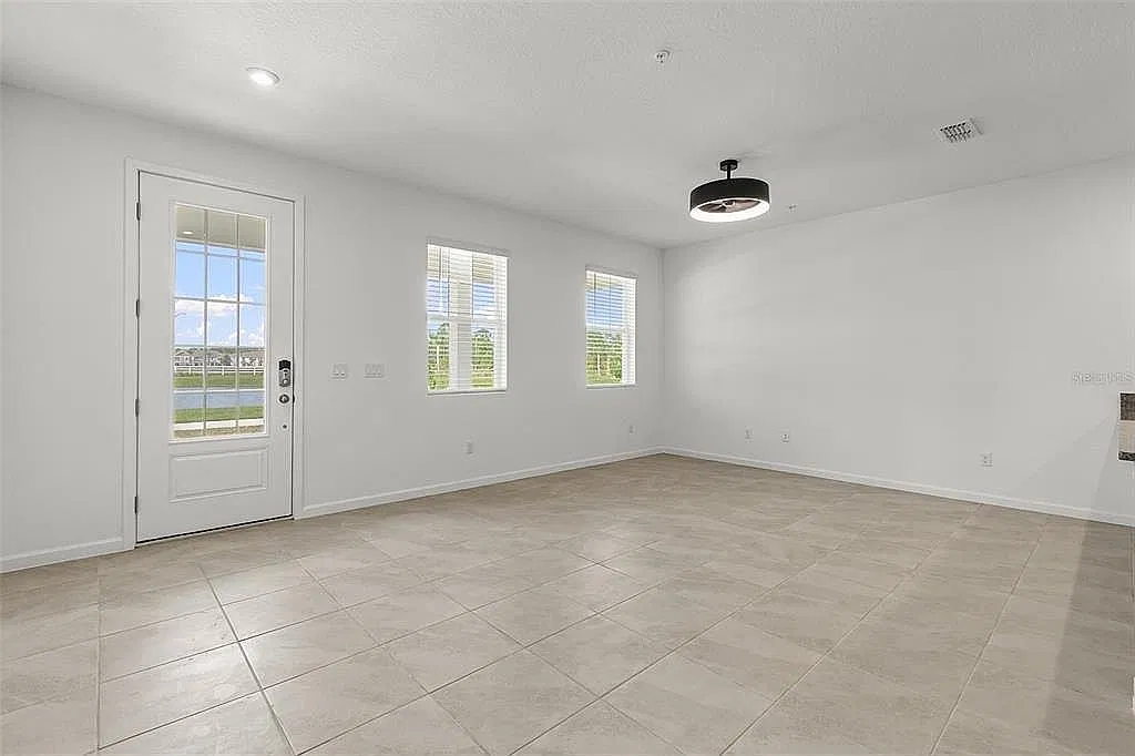 3 bed, 3.0 bath, 1476 sqft, $2,700 — Photo 3