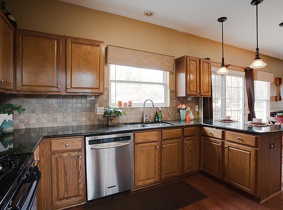 5th image of 418 Haywood Dr