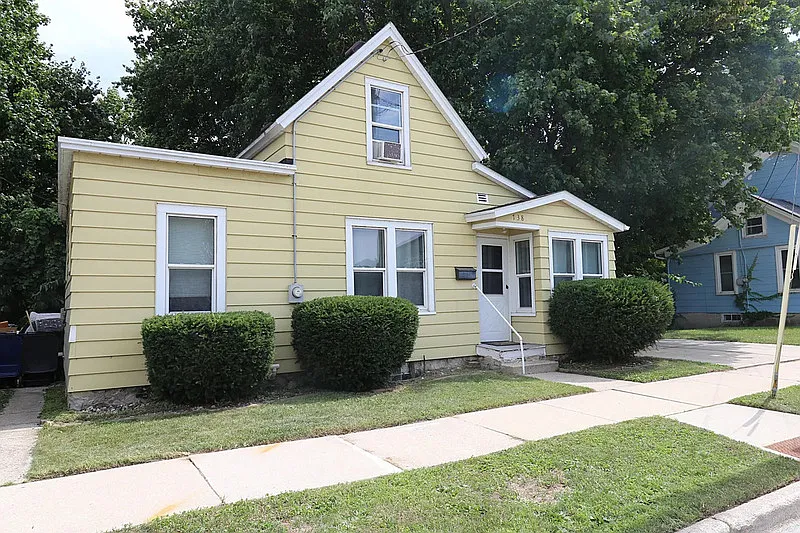 3 bed, 1.0 bath, 816 sqft, $1,499 — Photo 1