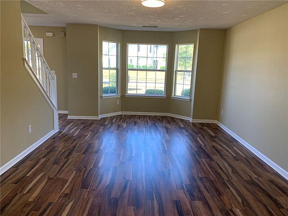 4th image of 1602 Village Place Cir NE
