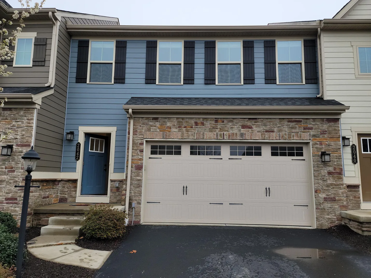 3 bed, 3.5 bath, 2096 sqft, $3,000 — Photo 1