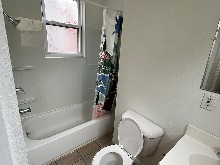 313 E University Ave — Photo 11