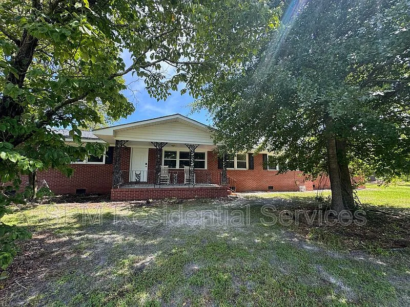 4 bed, 2.5 bath, 2486 sqft, $3,200 — Photo 2