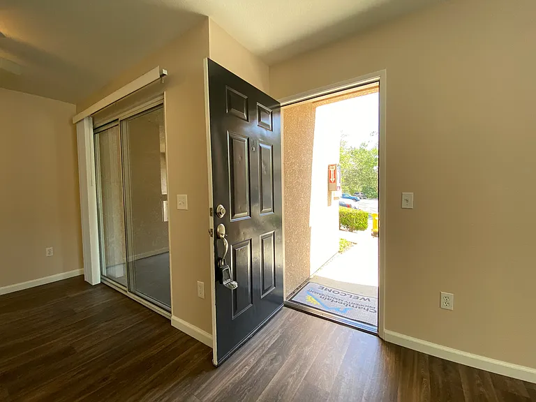 Sunny Creek Apartments — Photo 8