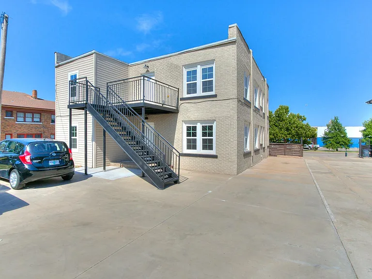 2409 N Robinson Ave #B — Photo 4