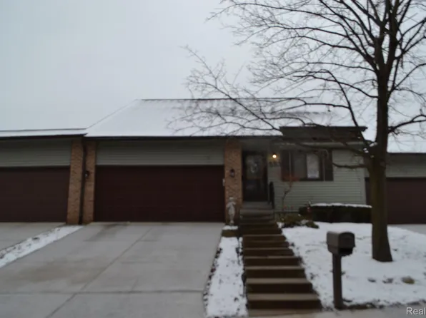 584 Oakbrook Cir, Flushing, MI 48433
