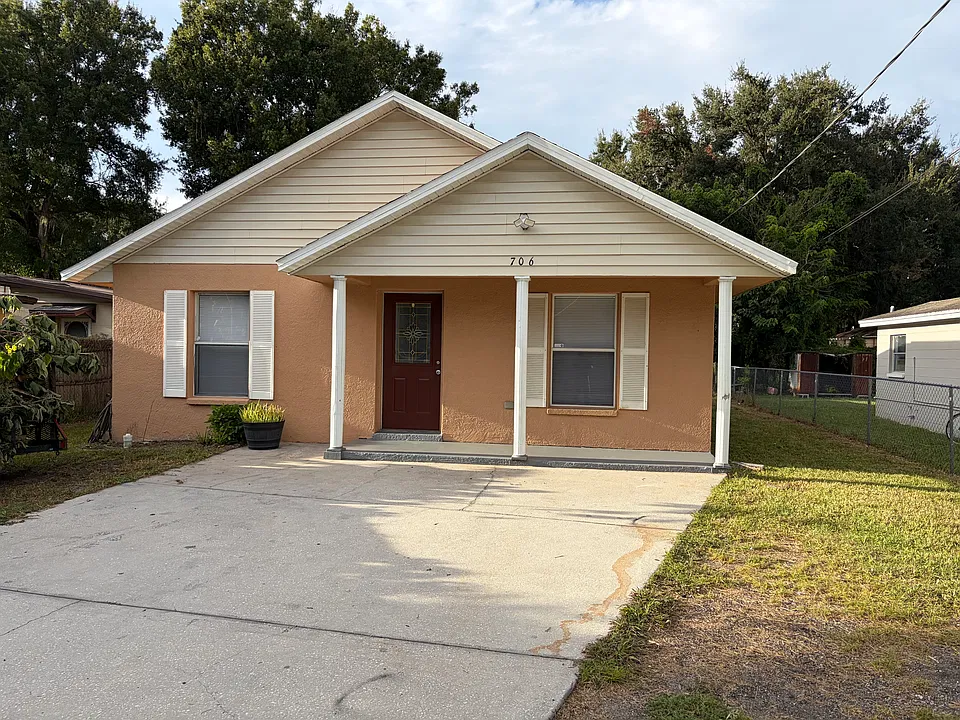 706 W Renfro St