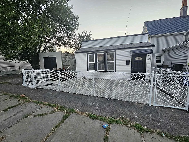 901 Columbia Ave — Photo 2