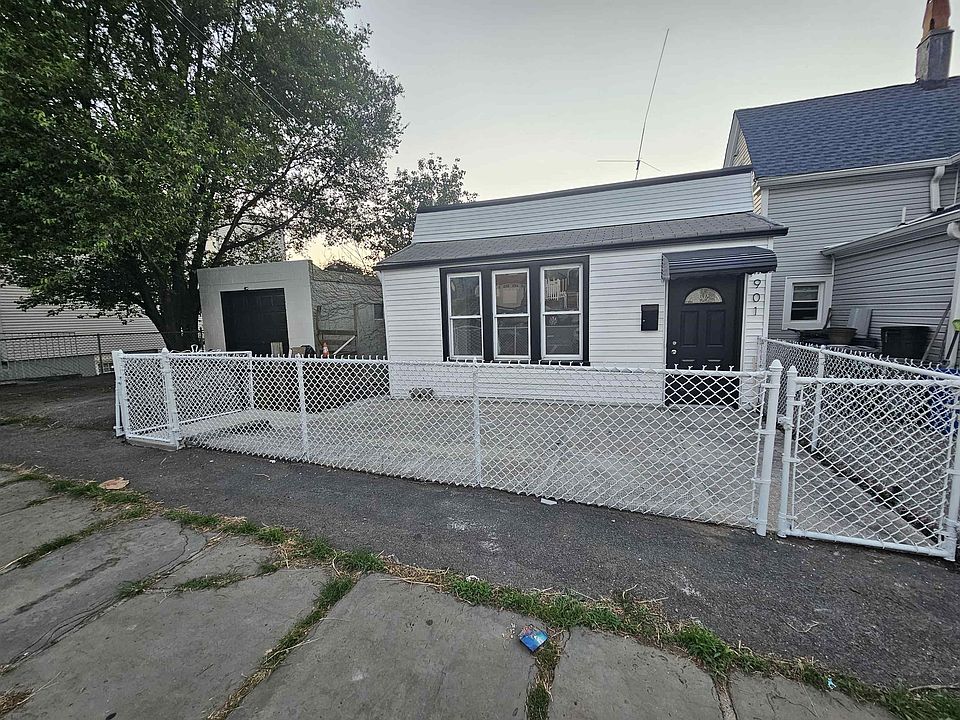 2nd image of 901 Columbia Ave