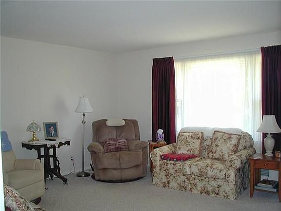 3rd image of 390 Park Pl