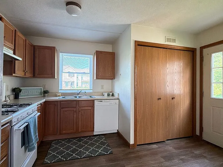 275 Woodridge Ct — Photo 26