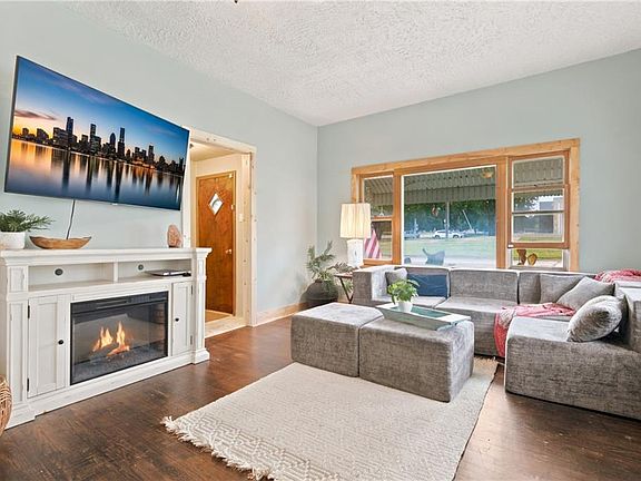 3rd image of 211 W 11th St