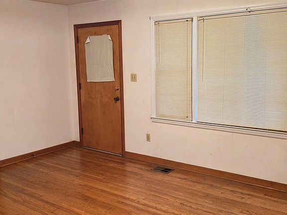4th image of 180 Edgewood Dr