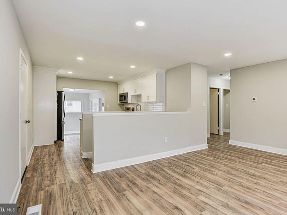 4th image of 323 Stonecastle Ave