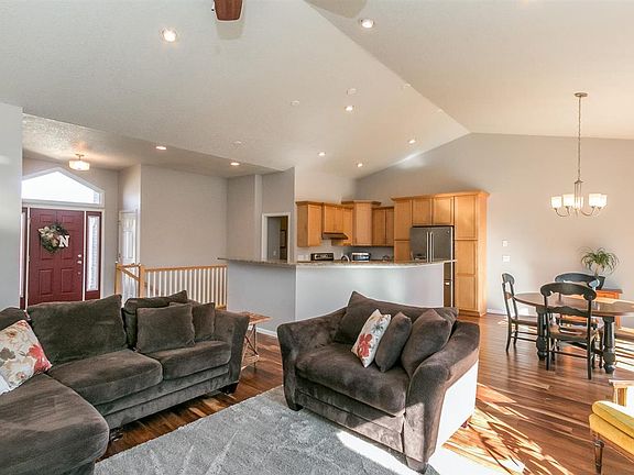4th image of 279 W Goldfinch Dr