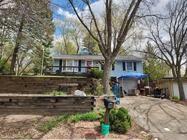 1072 Hackmann Cir NE, Fridley, MN 55432
