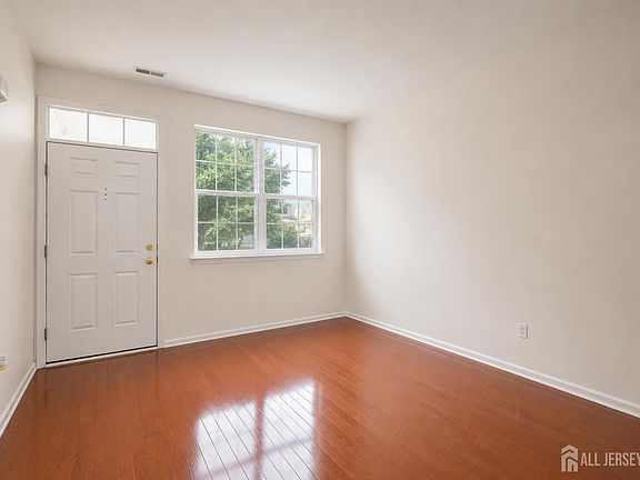 5th image of 12 Scarlet Oak Dr