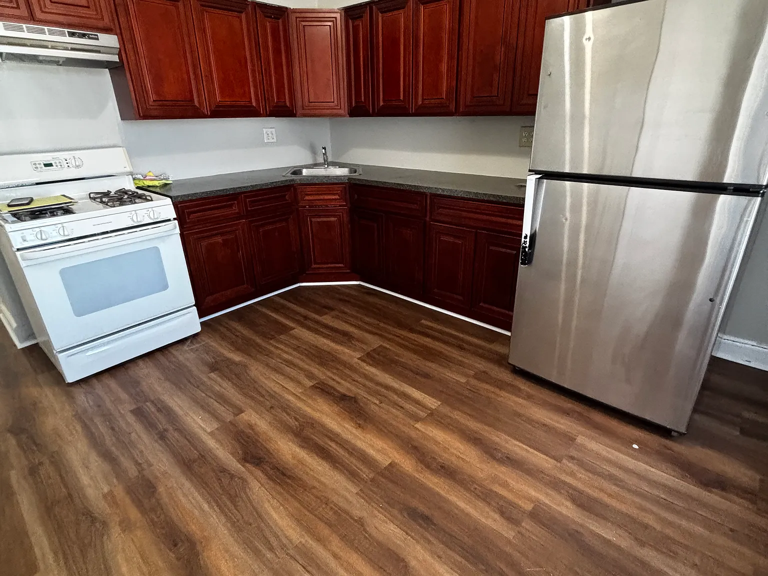 3 bed, 1000 sqft, $2,250 — Photo 2