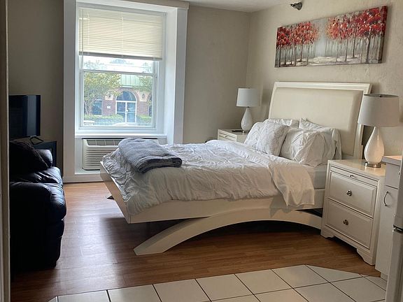 4th image of 224 E Garden St APT 238