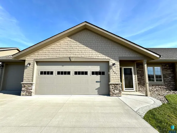 1502 Summit Ln, Yankton, SD 57078