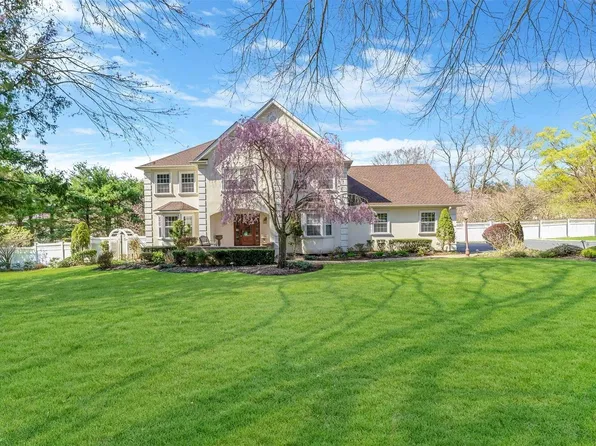 2 Pinnacle Court, Dix Hills, NY 11746