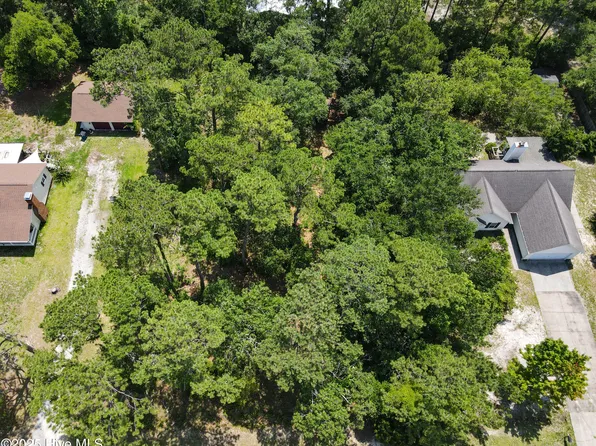 327 Masters Lane, Hampstead, NC 28443