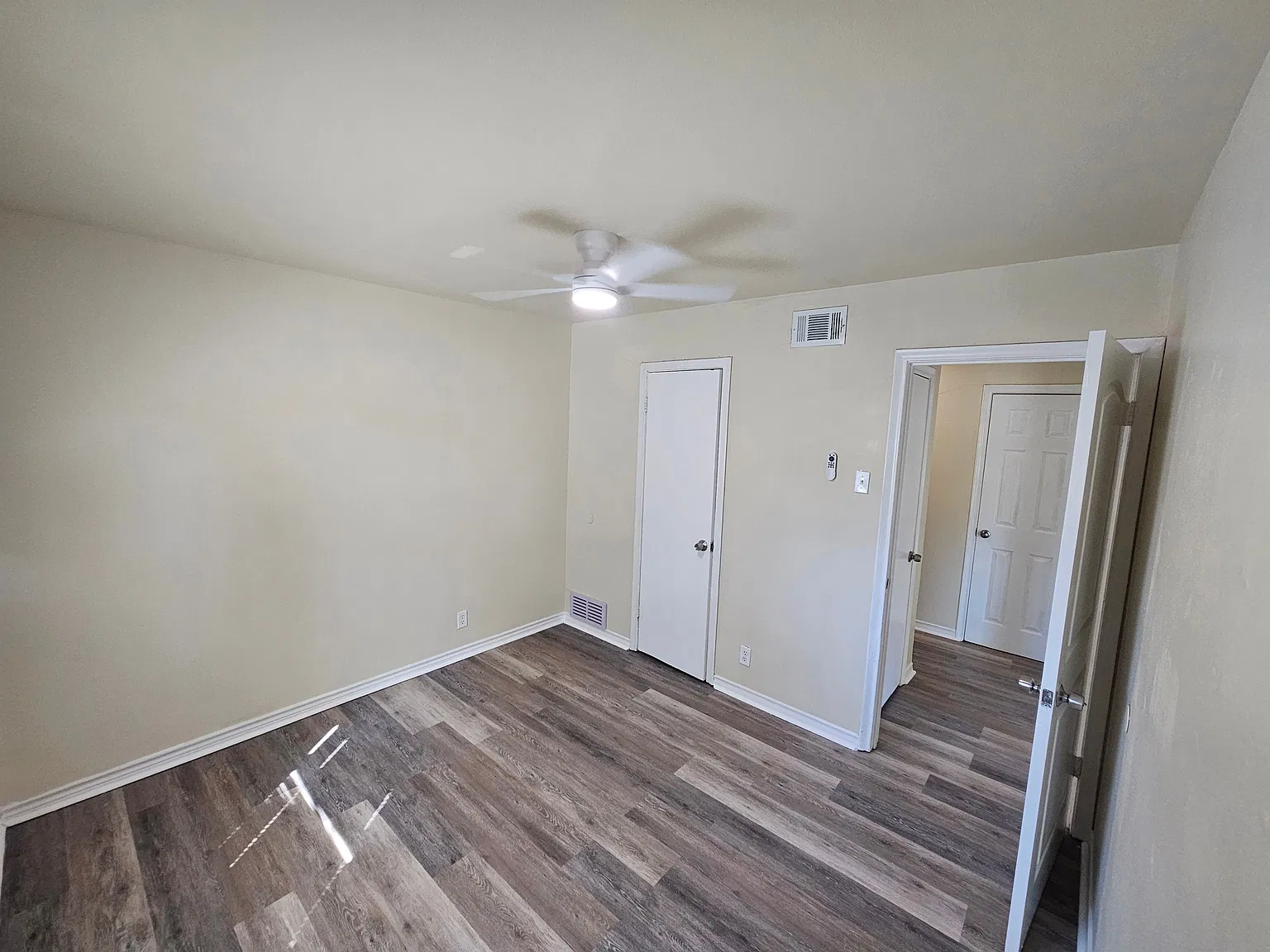Recently Renovated 3 Bed 1.5 Bath 1 Car Attached Garage Fenced Yard New Appliances — Photo 3