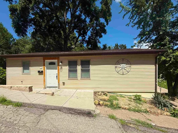 114 N High St, Galena, IL 61036