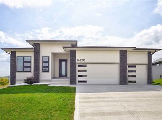 16220 Goldenrod Dr, Urbandale, IA 50323