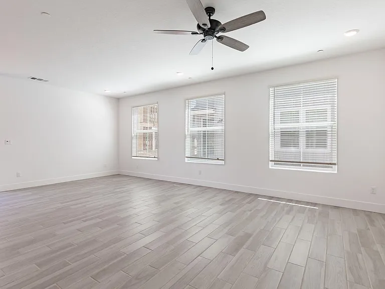2834 E Tamarind Dr — Photo 5
