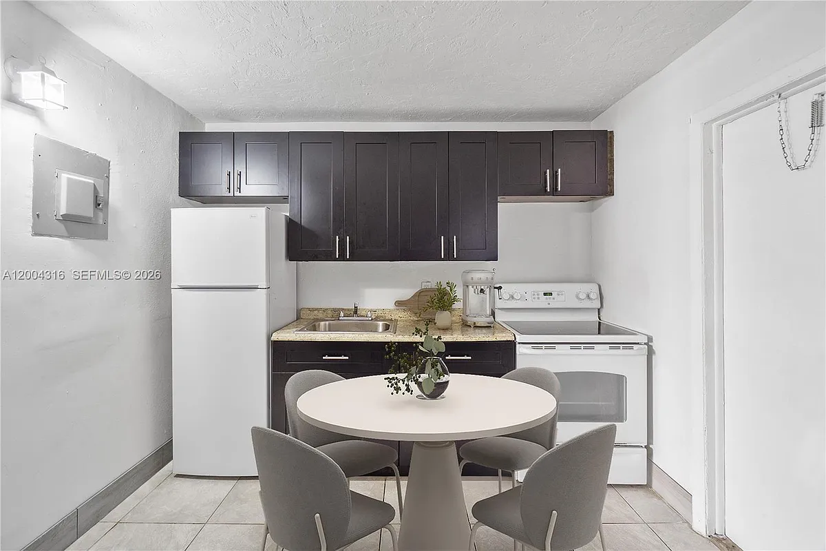 Building Photo - 332 SW 3rd St #15