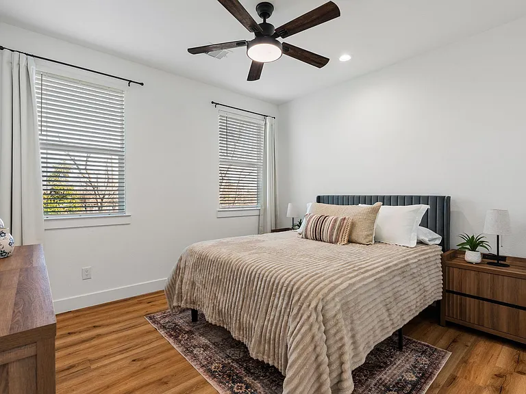2710 Noble St — Photo 8