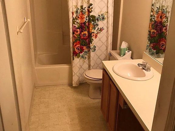 Upstairs Full Bathroom 