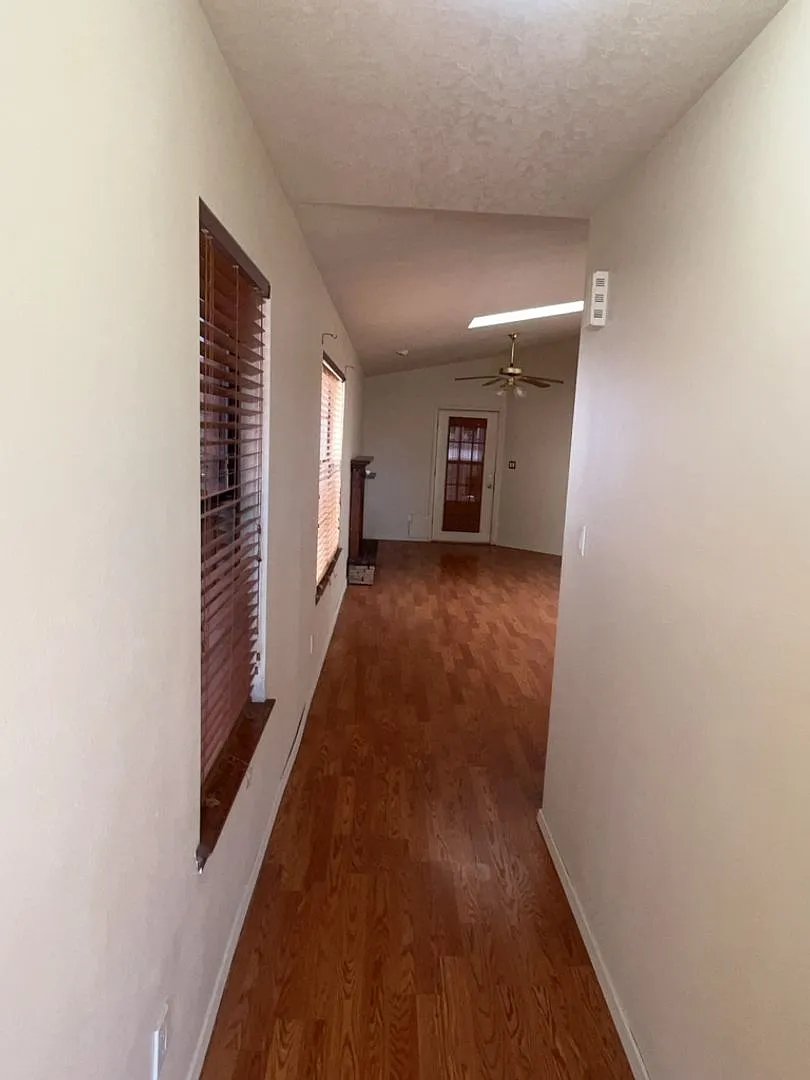 3 Bedroom, 2 Bathroom Home! Schedule a Showing! — Photo 2