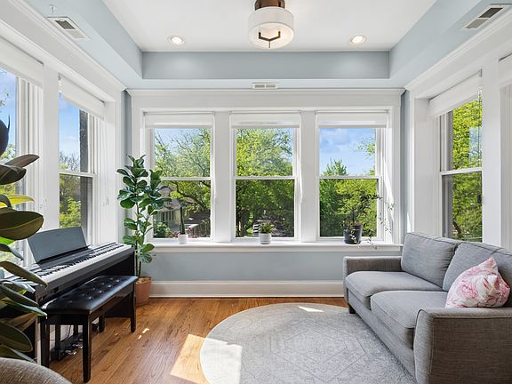 4th image of 1328 W Bryn Mawr Ave #3