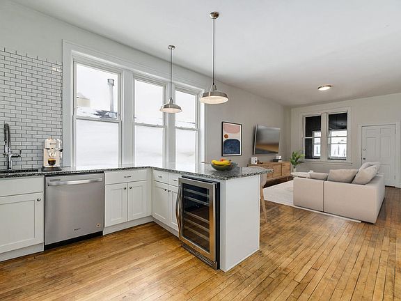 3rd image of 916 N Ashland Ave APT 2R