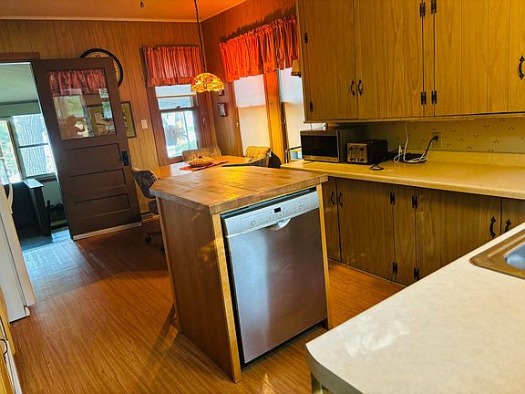 Kitchen island, with dishwasher.