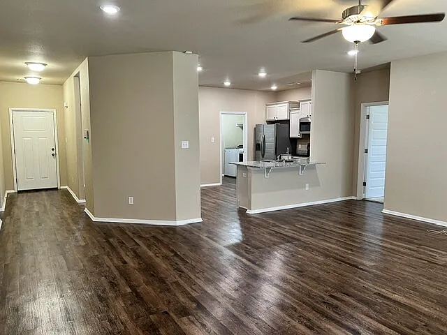 3 bed, 2.0 bath, 1893 sqft, $1,800 — Photo 4