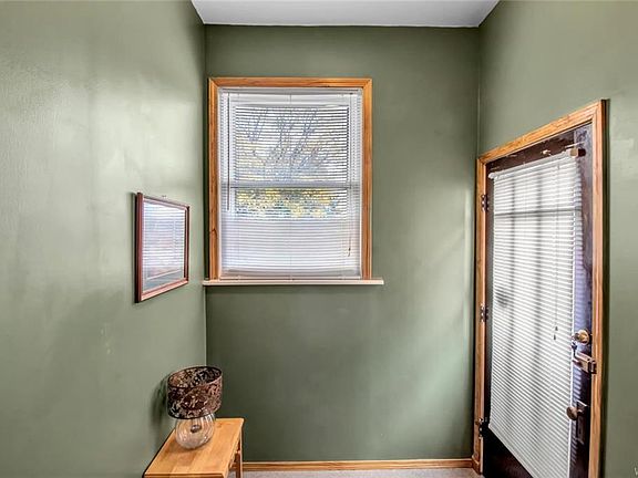 5th image of 408 W Hazeltine Ave